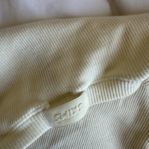 SKIMS Ribbed Tee In Bone - Picture 4 of 4